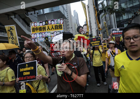 Hong Kong, Chine. Apr 28, 2019. Un manifestant vu parlant au d'un microphone en marchant dans la rue pendant la manifestation.environ 130 000 manifestants ont défilé à Hong Kong : l'artère principale pour protester contre de nouvelles Loi sur l'extradition amendements proposés à Hong Kong. Les modifications permettraient au gouvernement de Hong Kong à la Chine et fugitifs de transfert d'autres pays avec lequel Hong Kong n'a pas d'accords d'extradition précédente. La proposition a rencontré une opposition exceptionnellement large, et fait face à une résistance importante dans le quartier d'assemblée législative. Credit : ZUMA Press, Inc./Alamy Li Banque D'Images