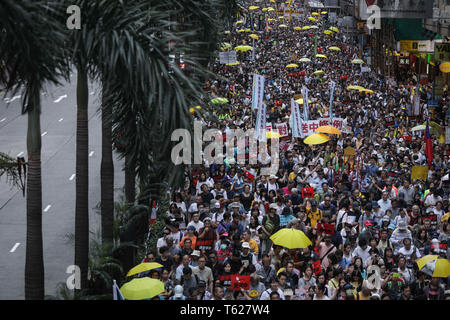 Hong Kong, Chine. Apr 28, 2019. Vu les manifestants défilant vers le bas de la route principale de Hong Kong pendant la manifestation.environ 130 000 manifestants ont défilé à Hong Kong : l'artère principale pour protester contre de nouvelles Loi sur l'extradition amendements proposés à Hong Kong. Les modifications permettraient au gouvernement de Hong Kong à la Chine et fugitifs de transfert d'autres pays avec lequel Hong Kong n'a pas d'accords d'extradition précédente. La proposition a rencontré une opposition exceptionnellement large, et fait face à une résistance importante dans le quartier d'assemblée législative. Credit : ZUMA Press, Inc./Alamy Live News Banque D'Images