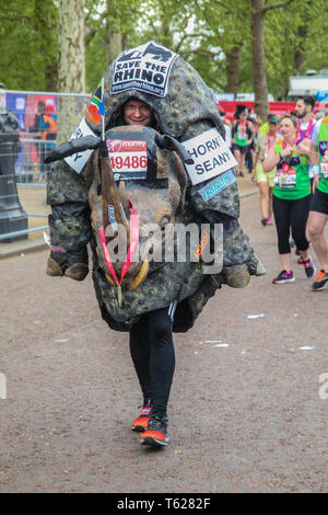 Londres, Royaume-Uni. Apr 28, 2019. Marathon de Londres Virgin Money run de masse avec l'habituelle gamme de costumes colorés ,Save the Rhino, Grand Bens fairies,ballonns etc ,le plaisir et beaucoup de fierté d'avoir terminé le marathon de Londres 22,2 miles Crédit : Paul Quezada-Neiman/Alamy Live News Banque D'Images