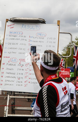 Londres, Royaume-Uni. Apr 28, 2019. Marathon de Londres Virgin Money une masse runner prend une photo de l'élite @temps 100 mg./Quezada-Neiman Paul Alamy Live News• Quezada-Neiman Crédit : Paul/Alamy Live News Banque D'Images