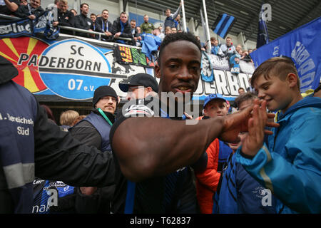 Paderborn, Allemagne. Apr 28, 2019. Soccer : 2ème Bundesliga, SC Paderborn 07 - 1er FC Heidenheim, 31e journée à l'Aréna de Benteler. Paderborn est deux fois buteur Christopher Antwi-Adjej célèbre avec les fans dans la courbe du ventilateur à la fin de la partie. Credit : Friso Gentsch/DPA - NOTE IMPORTANTE : en conformité avec les exigences de la DFL Deutsche Fußball Liga ou la DFB Deutscher Fußball-Bund, il est interdit d'utiliser ou avoir utilisé des photographies prises dans le stade et/ou la correspondance dans la séquence sous forme d'images et/ou vidéo-comme des séquences de photos./dpa/Alamy Live News Banque D'Images