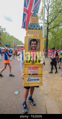 Londres, Royaume-Uni. Apr 28, 2019. Marathon de Londres Virgin Money run de masse avec l'habituelle gamme de costumes colorés ,Save the Rhino, Grand Bens fairies,ballonns etc ,le plaisir et beaucoup de fierté d'avoir terminé le marathon de Londres 22,2 miles Crédit : Paul Quezada-Neiman/Alamy Live News Banque D'Images