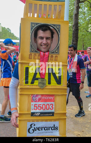 Londres, Royaume-Uni. Apr 28, 2019. Marathon de Londres Virgin Money run de masse avec l'habituelle gamme de costumes colorés ,Save the Rhino, Grand Bens fairies,ballonns etc ,le plaisir et beaucoup de fierté d'avoir terminé le marathon de Londres 22,2 miles Crédit : Paul Quezada-Neiman/Alamy Live News Banque D'Images