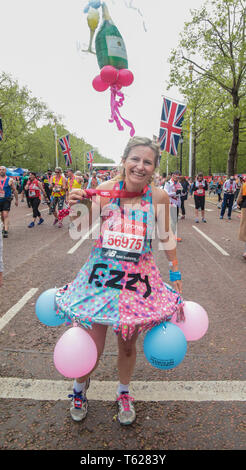 Londres, Royaume-Uni. Apr 28, 2019. Marathon de Londres Virgin Money run de masse avec l'habituelle gamme de costumes colorés ,Save the Rhino, Grand Bens fairies,ballonns etc ,le plaisir et beaucoup de fierté d'avoir terminé le marathon de Londres 22,2 miles Crédit : Paul Quezada-Neiman/Alamy Live News Banque D'Images