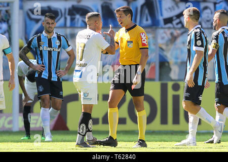 Porto Alegre, Brésil. Apr 28, 2019. Un brésilien, Santos vs Gremio - Derlis Gonzalez Dos Santos reçoit un carton rouge de Bruno de Araujo lors de match contre Gremio Arena do Gremio au stade pour le championnat brésilien UN 2019. Photo : Pedro H. Tesch / AGIF : Crédit AGIF/Alamy Live News Banque D'Images