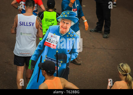 Londres, Royaume-Uni. 28 avril 2019. Sa Majesté la Reine participe à la forme d'une découpe en carton. Plus de 40 000 entrées sont de nouveau en compétition dans le Virgin London Marathon, y compris ceux qui prennent sur la course pour les organismes de bienfaisance, en exécutant les clubs, dans la mémoire d'êtres chers et que les buts. Credit : Imageplotter/Alamy Live News Banque D'Images