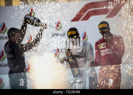 Baku, Azerbaïdjan. Apr 28, 2019. Sport Automobile : Championnat du Monde de Formule 1 de la FIA 2019, Grand Prix de l'Azerbaïdjan, symbolique, tourné dans le monde entier l'utilisation d'artifice 28.04.2019 | Credit : dpa/Alamy Live News Banque D'Images