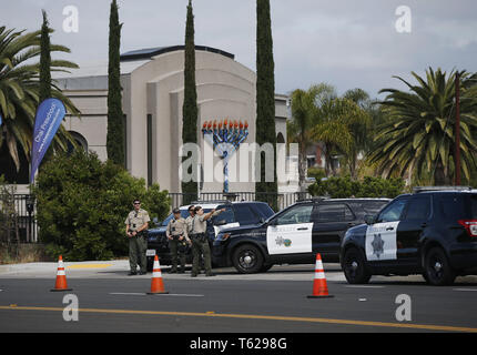 Poway, Californie, USA. Apr 28, 2019. San Diego County adjoints du shérif se tiennent à l'extérieur du Chabad de Poway, où un tir a eu lieu le jour avant le 28 avril 2019 à Poway, Californie. Credit : KC Alfred/ZUMA/Alamy Fil Live News Banque D'Images