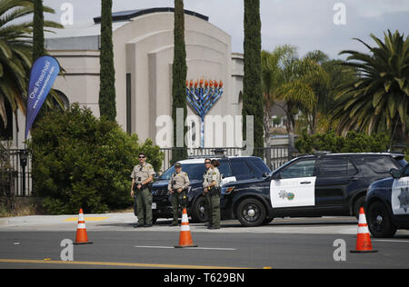 Poway, Californie, USA. Apr 28, 2019. San Diego County adjoints du shérif se tiennent à l'extérieur du Chabad de Poway, où un tir a eu lieu le jour avant le 28 avril 2019 à Poway, Californie. Credit : KC Alfred/ZUMA/Alamy Fil Live News Banque D'Images