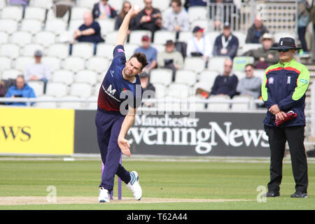 Le Lancashire, Royaume-Uni. Apr 28, 2019. England's Jimmy Anderson bowling for Lancashire au cours de la Royal London Simatai Cup match entre v Lancashire Leicestershire renards à l'Emirates le terrain de cricket Old Trafford, Manchester, Angleterre le 28 avril 2019. Photo de John Mallett. Usage éditorial uniquement, licence requise pour un usage commercial. Aucune utilisation de pari, de jeux ou d'un seul club/ligue/dvd publications. Credit : UK Sports Photos Ltd/Alamy Live News Banque D'Images