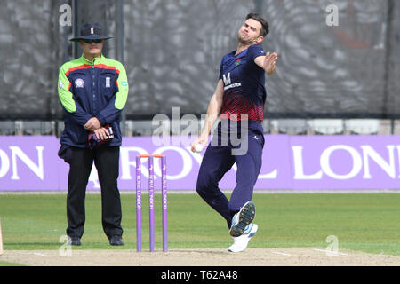 Le Lancashire, Royaume-Uni. Apr 28, 2019. James Anderson bowling pendant le match de Coupe d'une London Royal entre v Lancashire Leicestershire renards à l'Emirates le terrain de cricket Old Trafford, Manchester, Angleterre le 28 avril 2019. Photo de John Mallett. Usage éditorial uniquement, licence requise pour un usage commercial. Aucune utilisation de pari, de jeux ou d'un seul club/ligue/dvd publications. Credit : UK Sports Photos Ltd/Alamy Live News Banque D'Images