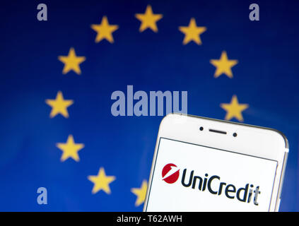 Hong Kong. Apr 21, 2019. Dans cette photo illustration l'italien des services bancaires et financiers UniCredit logo est vu sur un appareil mobile Android avec l'Union européenne (UE) d'un drapeau à l'arrière-plan. Budrul Chukrut Crédit : SOPA/Images/ZUMA/Alamy Fil Live News Banque D'Images