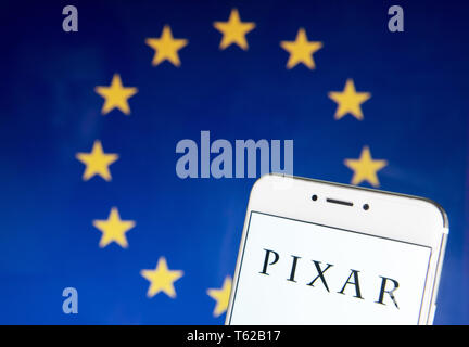 Hong Kong. Apr 21, 2019. Dans cette photo illustration le studio des films d'animation américains d'ordinateurs appartenant à Disney, Pixar, le logo est vu sur un appareil mobile Android avec l'Union européenne (UE) d'un drapeau à l'arrière-plan. Budrul Chukrut Crédit : SOPA/Images/ZUMA/Alamy Fil Live News Banque D'Images