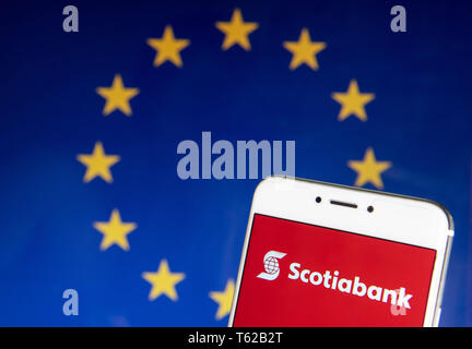 Hong Kong. Apr 21, 2019. Sur cette photo, l'illustration du logo de la Banque Scotia Banque multinationale canadienne est vu sur un appareil mobile Android avec l'Union européenne (UE) d'un drapeau à l'arrière-plan. Budrul Chukrut Crédit : SOPA/Images/ZUMA/Alamy Fil Live News Banque D'Images