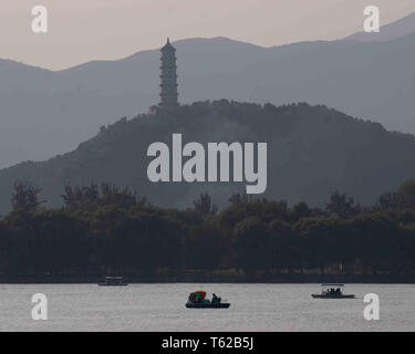 Beijing, Chine. 19 Oct, 2006. Au crépuscule, en silhouette, le pic se dresse sur la Pagode de Jade Jade Spring Hill au-dessus le Lac de Kunming dans le complexe du palais d'été, Jardin impérial de la dynastie des Qing, un vaste ensemble de lacs, châteaux et jardins de Pékin, Site du patrimoine mondial de l'UNESCO c'est une destination touristique favorite. Credit : Arnold Drapkin/ZUMA/Alamy Fil Live News Banque D'Images