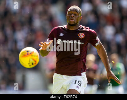 Ladbrokes Premiereship écossais - Hibernian v Coeur de Midlothian. Easter Road Stadium, Edinburgh, Midlothian, UK. Apr 28, 2019. Pic montre : Hearts' Center-Forward Ikpeazu, Uche, en plein vol au cours de la première moitié comme l'hôte de Hibs Coeurs à Easter Road Stadium, Edinburgh Crédit : Ian Jacobs/Alamy Live News Banque D'Images