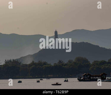 Le 19 octobre 2006 - Beijing, Chine - Au crépuscule, en silhouette, le pic se dresse sur la Pagode de Jade Jade Spring Hill au-dessus le Lac de Kunming dans le complexe du palais d'été, Jardin impérial de la dynastie des Qing, un vaste ensemble de lacs, châteaux et jardins de Pékin, Site du patrimoine mondial de l'UNESCO c'est une destination touristique favorite. (Crédit Image : © Arnold Drapkin/Zuma sur le fil) Banque D'Images