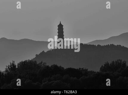 Le 19 octobre 2006 - Beijing, Chine - Au crépuscule, en silhouette, le pic se dresse sur la Pagode de Jade Jade Spring Hill au-dessus le Lac de Kunming dans le complexe du palais d'été, Jardin impérial de la dynastie des Qing, un vaste ensemble de lacs, châteaux et jardins de Pékin, Site du patrimoine mondial de l'UNESCO c'est une destination touristique favorite. (Crédit Image : © Arnold Drapkin/Zuma sur le fil) Banque D'Images