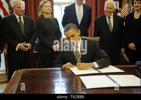 Washington, District de Columbia, Etats-Unis. 2e Février, 2011. Le président des États-Unis Barack Obama signe le nouveau Traité START lors d'une cérémonie dans le bureau ovale de la Maison Blanche, avec, de gauche à droite, le secrétaire américain à la Défense Robert Gates, Secrétaire d'État américaine Hillary Rodham Clinton, le sénateur américain John Kerry (démocrate du Massachusetts), le sénateur américain Richard Lugar (républicain de l'Indiana), et le sénateur américain Dianne Feinstein (démocrate de Californie) .credit : Leslie E. Kossoff/Piscine via CNP. Credit : Leslie E. Kossoff/CNP/ZUMA/Alamy Fil Live News Banque D'Images