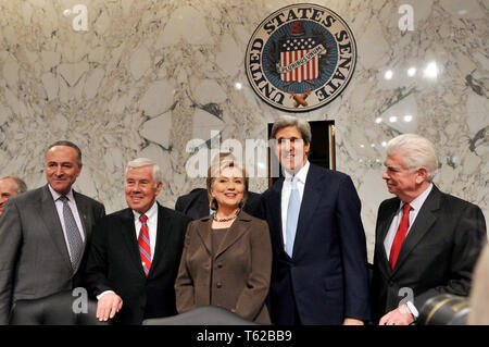 Le 13 janvier 2009 - Washington, District of Columbia, États-Unis - Washington, DC - 13 janvier 2009 -- United States Commission des relations étrangères du Sénat Les membres posent pour une photo avec les États-Unis le sénateur Hillary Rodham Clinton (démocrate de New York) avant de procéder à une audience de confirmation pour sa nomination comme secrétaire d'État des États-Unis à Washington, DC le mardi 13 janvier 2009. De gauche à droite : Le sénateur américain Chuck Schumer (démocrate de New York), États-Unis Le sénateur Richard Lugar (républicain de l'Indiana), rang ; le sénateur Clinton ; United States le sénateur John Kerry ( Banque D'Images