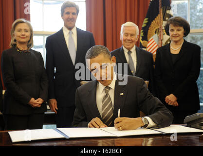 Washington, District de Columbia, Etats-Unis. 2e Février, 2011. Le président des États-Unis Barack Obama signe le nouveau Traité START lors d'une cérémonie dans le bureau ovale de la Maison Blanche, avec, de gauche à droite, le secrétaire d'État américaine Hillary Rodham Clinton, le sénateur américain John Kerry (démocrate du Massachusetts), le sénateur américain Richard Lugar (républicain de l'Indiana), le sénateur américain Dianne Feinstein (démocrate de Californie). Credit : Leslie E. Kossoff/Piscine via CNP Crédit : Leslie E. Kossoff/CNP/ZUMA/Alamy Fil Live News Banque D'Images