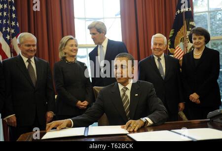 Washington, District de Columbia, Etats-Unis. 2e Février, 2011. Le président des États-Unis Barack Obama signe le nouveau Traité START lors d'une cérémonie dans le bureau ovale de la Maison Blanche, avec, de gauche à droite, le secrétaire américain à la Défense Robert Gates, Secrétaire d'État américaine Hillary Rodham Clinton, le sénateur américain John Kerry (démocrate du Massachusetts), le sénateur américain Richard Lugar (républicain de l'Indiana), le sénateur américain Dianne Feinstein (démocrate de Californie). Credit : Leslie E. Kossoff/Piscine via CNP Crédit : Leslie E. Kossoff/CNP/ZUMA/Alamy Fil Live News Banque D'Images