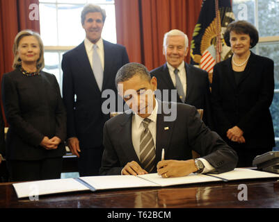 Washington, District de Columbia, Etats-Unis. 2e Février, 2011. Le président des États-Unis Barack Obama signe le nouveau Traité START lors d'une cérémonie dans le bureau ovale de la Maison Blanche, avec, de gauche à droite, le secrétaire d'État américaine Hillary Rodham Clinton, le sénateur américain John Kerry (démocrate du Massachusetts), le sénateur américain Richard Lugar (républicain de l'Indiana), le sénateur américain Dianne Feinstein (démocrate de Californie). Credit : Leslie E. Kossoff/Piscine via CNP Crédit : Leslie E. Kossoff/CNP/ZUMA/Alamy Fil Live News Banque D'Images