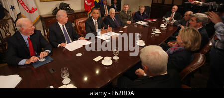 Le président des États-Unis, Barack Obama fait une déclaration au cours d'une réunion avec les responsables de l'administration actuelle et ancienne Secrtaries d'État et de la défense dans la Roosevelt Room de la Maison Blanche le jeudi 18 novembre, 2010. De gauche à droite : James A. Baker III, ancien secrétaire d'État, Vice-président américain Joseph Biden, le président Obama ; Henry Kissinger, ancien secrétaire d'Etat américain, le Général James Cartwright, Vice-président du Joint Chiefs of Staff, Madeleine Albright, ex-secrétaire d'État ; Brent Scowcroft, ancien conseiller à la sécurité nationale ; William Perry, ancien secrétaire américain de De Banque D'Images