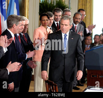 ***PHOTO*** L'ancien sénateur Richard Lugar est décédé. Washington, DC - 2 août 2005 -- Le président des États-Unis George W. Bush se prépare à signer l'Accord de libre-échange avec l'Amérique centrale (CAFTA) après des propos au cours d'une cérémonie dans la East Room de la Maison Blanche à Washington, DC, le 2 août 2005. L'accord, entre les États-Unis et le Costa Rica, El Salvador, Guatemala, Honduras, Nicaragua et la République dominicaine, supprime les obstacles au commerce et ouvre de la région pour les biens et services. Il se déplace également pour faciliter l'investissement dans la région et renforce les prot Banque D'Images