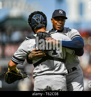 San Francisco, Californie, USA. Apr 27, 2019. New York Yankees de baseball Aroldis Chapman (54) célèbre la victoire avec New York Yankees catcher Gary Sanchez (24) au cours de la MLB match entre les Yankees de New York et les Giants de San Francisco au parc d'Oracle à San Francisco, Californie. Chris Brown/CSM/Alamy Live News Banque D'Images