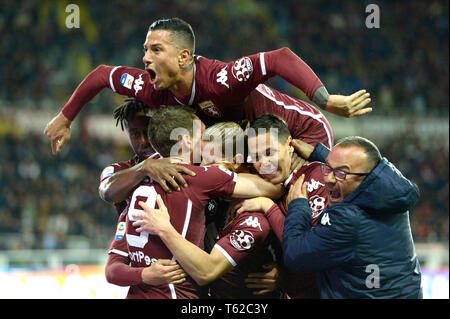 Turin, Italie. Apr 28, 2019. 28 avril 2019, du Stadio Olimpico di Torino, Turin, Italie ; Serie A football, Turin et l'AC Milan ; coéquipiers célèbrent avec Alex Berenguer de Torino FC comme il marque le but de 2-0 pour Turin dans la 69e minute : Action Crédit Plus Sport Images/Alamy Live News Banque D'Images