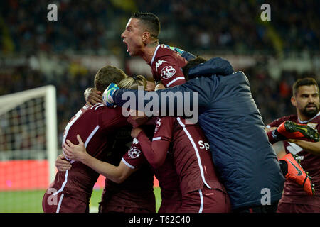 Turin, Italie. Apr 28, 2019. 28 avril 2019, du Stadio Olimpico di Torino, Turin, Italie ; Serie A football, Turin et l'AC Milan ; coéquipiers célèbrent avec Alex Berenguer de Torino FC comme il marque le but de 2-0 pour Turin dans la 69e minute : Action Crédit Plus Sport Images/Alamy Live News Banque D'Images