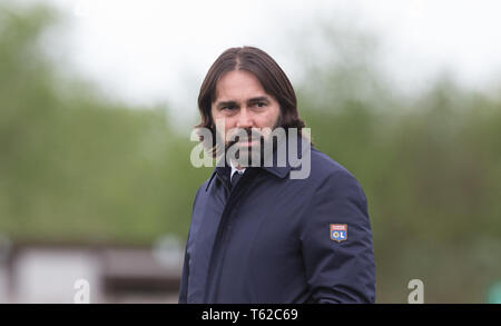 Kingston, au Royaume-Uni. Apr 28, 2019. L'Olympique Lyonnais Feminin Manager Reynald Pedros au cours de l'UEFA Women's Champions League semi-final 2ème match aller entre Chelsea et l'Olympique Lyonnais Femmes Feminin au Cherry Red Records Stadium, Kingston, en Angleterre, le 28 avril 2019. Photo par Andy Rowland. Credit : premier Media Images/Alamy Live News Banque D'Images