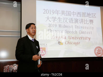 Chicago, USA. Apr 28, 2019. Gu Licheng, président du comité d'organisation des concours de discours chinois, prend la parole lors de la cérémonie de clôture de la Midwest 2019 College Student Chinese Speech Contest à Chicago, États-Unis, le 27 avril 2019. La Midwest 2019 College Student Chinese Speech Contest a eu lieu à l'université Loyola de Chicago, à laquelle ont participé 40 étudiants dans le Midwest des États-Unis. Credit : Wang Ping/Xinhua/Alamy Live News Banque D'Images