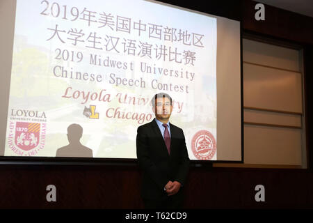 Chicago, USA. Apr 28, 2019. Le consul général chinois à Chicago Zhao Jian prend la parole lors de la cérémonie de clôture de la Midwest 2019 College Student Chinese Speech Contest à Chicago, États-Unis, le 27 avril 2019. La Midwest 2019 College Student Chinese Speech Contest a eu lieu à l'université Loyola de Chicago, à laquelle ont participé 40 étudiants dans le Midwest des États-Unis. Credit : Wang Ping/Xinhua/Alamy Live News Banque D'Images