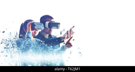 Un homme et une femme dans les verres de la réalité virtuelle. Le concept des technologies modernes et des technologies de l'avenir. Fragmentée par pixels. Lunettes VR. Banque D'Images