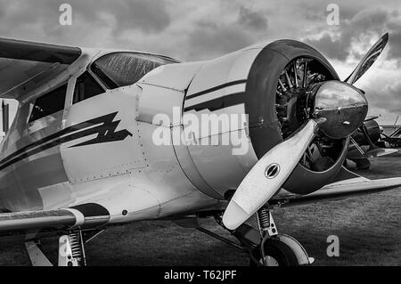 Un hêtre 1937 D17-S Staggerwing en exposition statique à Goodwood Revival 2017 Banque D'Images