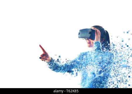 La femme avec des lunettes de réalité virtuelle. La future technologie concept. La technologie de l'imagerie moderne. Fragmentée par pixels. Lunettes VR. Banque D'Images