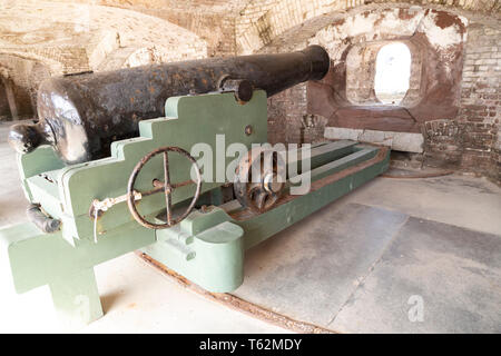 Gun à Fort Sumter près de Charleston en Caroline du Sud, USA. Le fort a été la cible de coups de l'ouverture de la guerre civile américaine. Banque D'Images