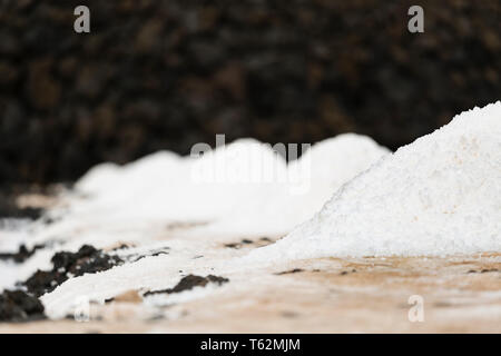 Énorme tas de sel dans les salines de Fuencaliente, La Palma, Espagne avec l'accent sur la première pile. Banque D'Images