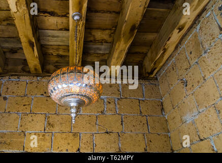 Marocain d'argent un fanal suspendu à un toit de bois, et les décorations traditionnelles home Interiors Banque D'Images
