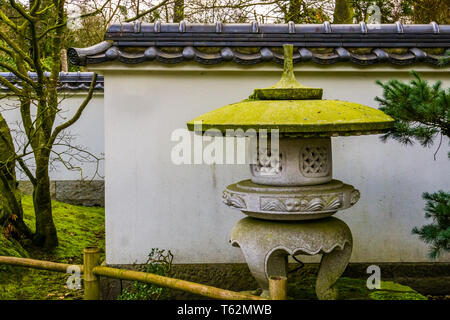 La tour de pierre japonais dans un jardin d'Asie, l'architecture de jardin traditionnel Banque D'Images