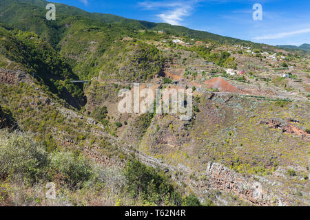 Vue depuis San Bartolome sur la côte est de La Palma, Espagne dans un canyon avec des ponts et tunnels de la route principale. Banque D'Images