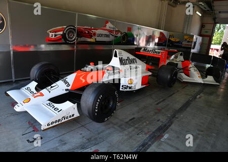 Imola, 27 avril 2019 Historique 1990 : F1 McLaren MP4-5B ex Ayrton Senna - Gerhard Berger dans le fort au cours de Minardi jour Historique 2019 au circuit d'Imola Banque D'Images
