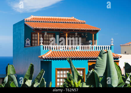 Maison bleu coloré avec ciel bleu profond à San Andres village de l'est de La Palma, Espagne donnant sur l'océan Atlantique. Banque D'Images