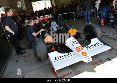 Imola, 27 avril 2019 Historique 1990 : F1 McLaren MP4-5B ex Ayrton Senna - Gerhard Berger dans le fort au cours de Minardi jour Historique 2019 au circuit d'Imola Banque D'Images