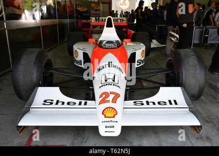 Imola, 27 avril 2019 Historique 1990 : F1 McLaren MP4-5B ex Ayrton Senna - Gerhard Berger dans le fort au cours de Minardi jour Historique 2019 au circuit d'Imola Banque D'Images
