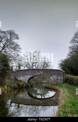 Vieux pont au pied du canal Trent et Mersey dans Cheshire UK Banque D'Images