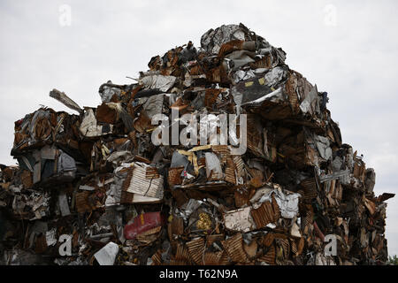 Vue à angle réduit d'une pile de blocs de ferraille compactés et compactés empilés pour le recyclage de la ferraille Banque D'Images