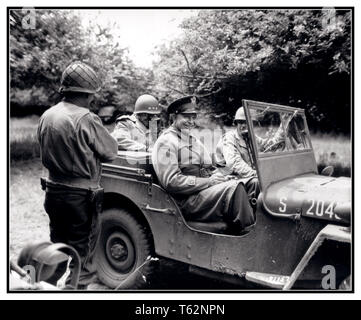 D Day invasion 6 Juin 1944 La Seconde Guerre mondiale, le général Dwight D. Eisenhower, Commandant suprême des forces alliées en souriant sa Willys MB Jeep 4x4. Général Bradley est sur le siège arrière aussi amusé. Haunville la Normandie le nord de la France Banque D'Images